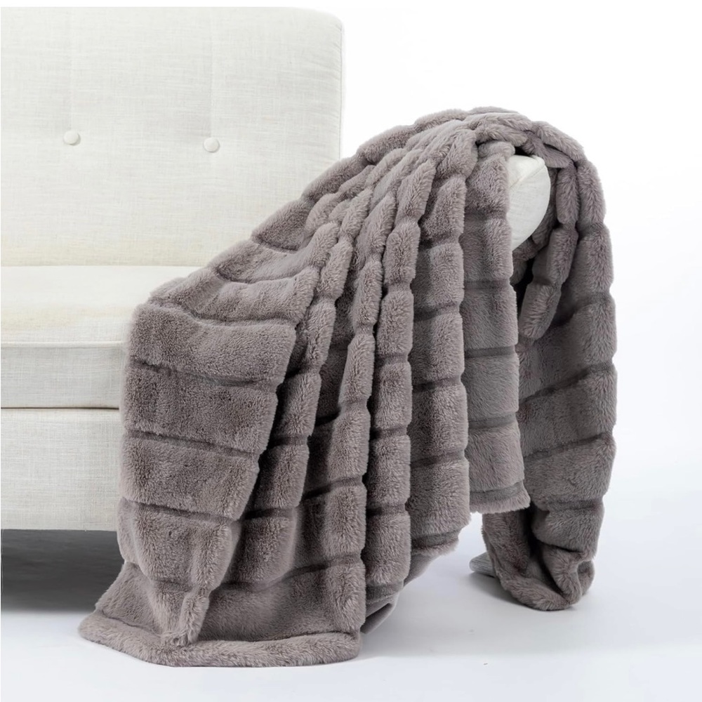 Cozy Bliss Faux Fur Throw Blanket 50 x 60
